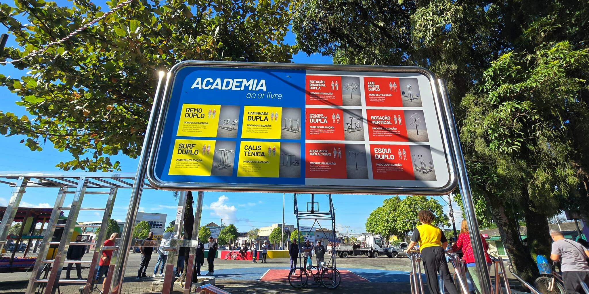 A academia gratuita foi inaugurada em praça de Guarujá