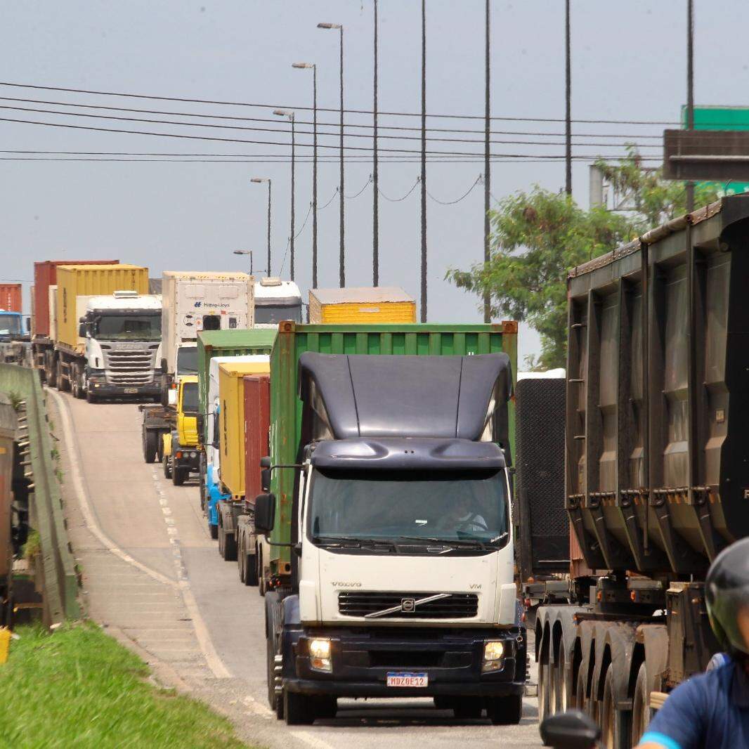 Aumento no volume da movimentação deve impactar ainda mais os acessos rodoviários; Alemoa é considerado ponto crítico no estudo