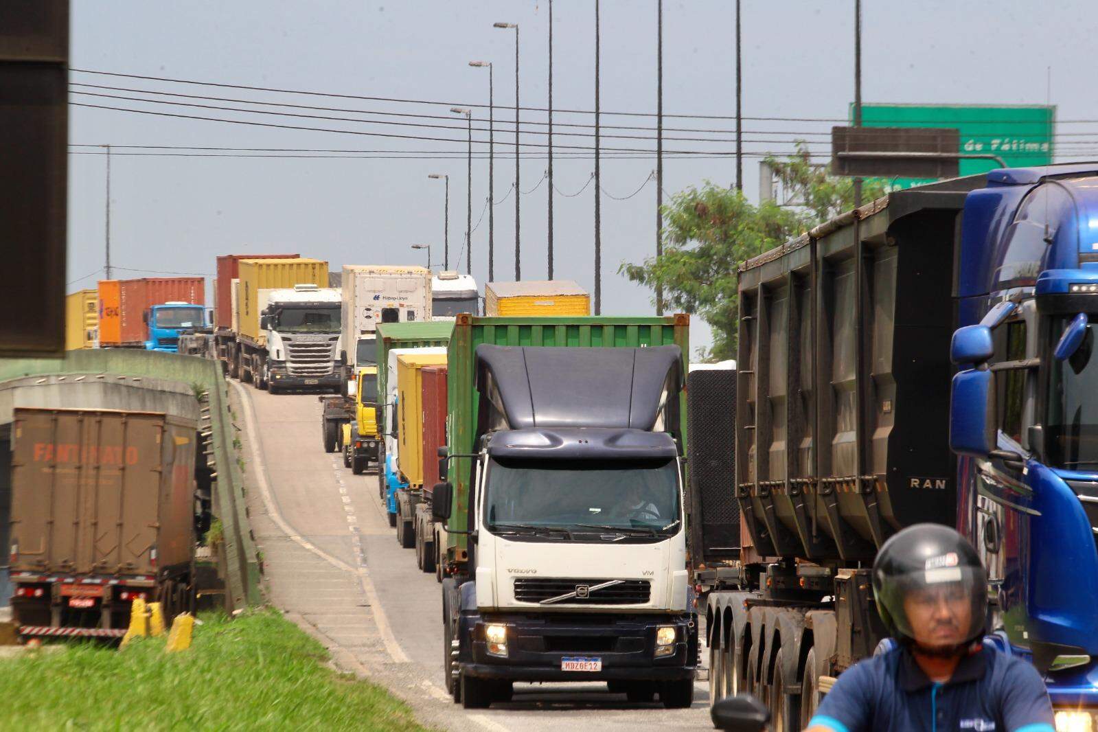 Aumento no volume da movimentação deve impactar ainda mais os acessos rodoviários; Alemoa é considerado ponto crítico no estudo