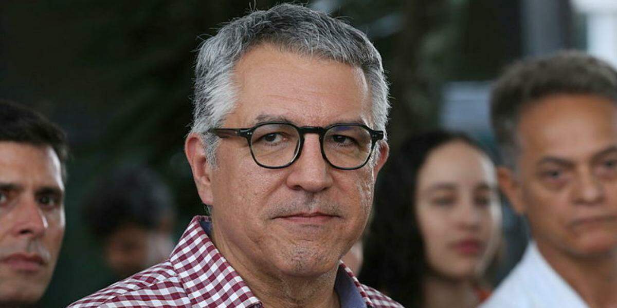 Ministro da Saúde, Alexandre Padilha (ao centro), é esperado na Baixada Santista nesta quarta-feira (24)