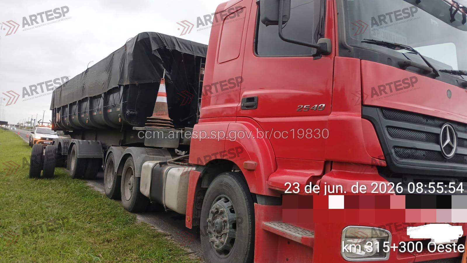 O caminhão teve rompimento do rolamento do eixo na Baixada Santista