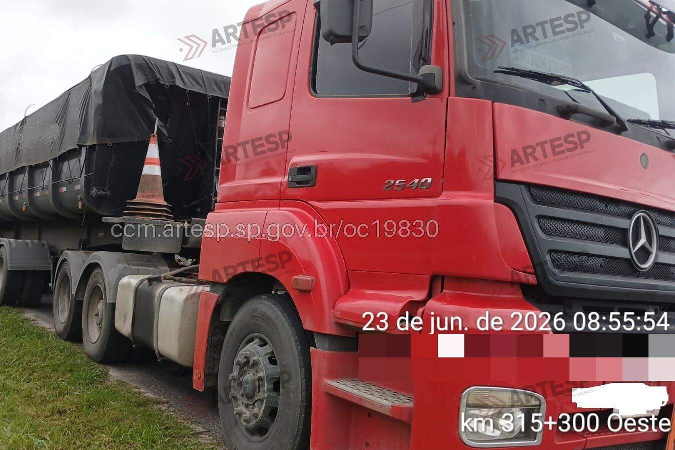 O caminhão teve rompimento do rolamento do eixo na Baixada Santista