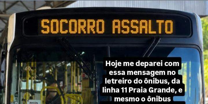 A passageira postou nas redes sociais a mensagem exibida no ônibus de Praia Grande: "Socorro assalto"