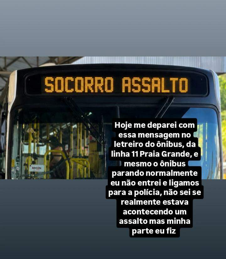 A passageira postou nas redes sociais a mensagem exibida no ônibus de Praia Grande: "Socorro assalto"