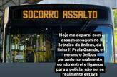 A passageira postou nas redes sociais a mensagem exibida no ônibus de Praia Grande: "Socorro assalto"