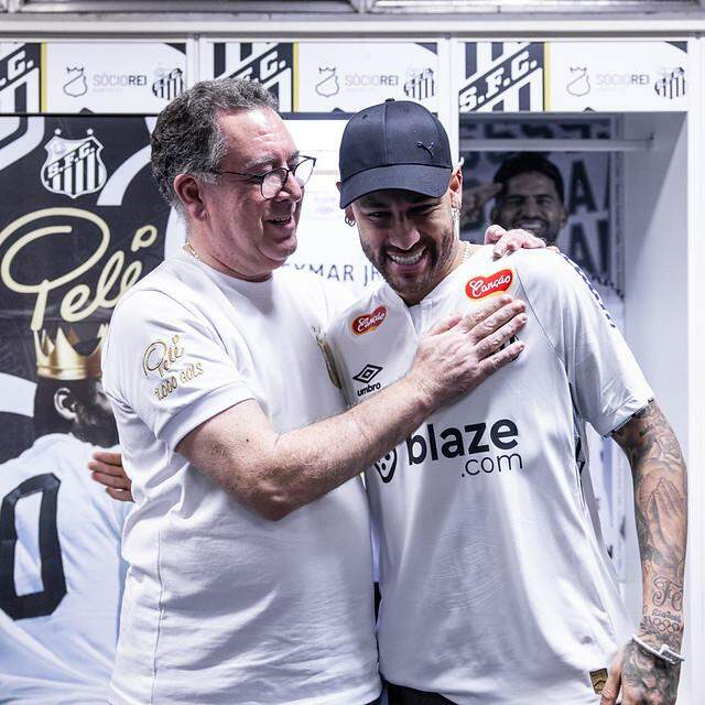 A gestão de Marcelo Teixeira, que trouxe Neymar de volta, ainda não conseguiu quitar os direitos de imagem do craque
