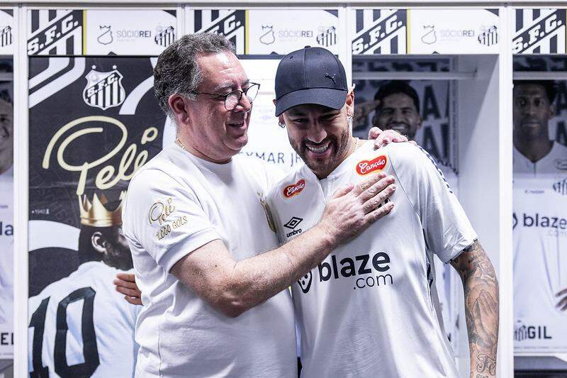 A gestão de Marcelo Teixeira, que trouxe Neymar de volta, ainda não conseguiu quitar os direitos de imagem do craque