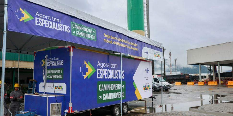 Em Cubatão, Padilha entregou unidade móvel do programa Aqui Tem Especialistas para caminhoneiros