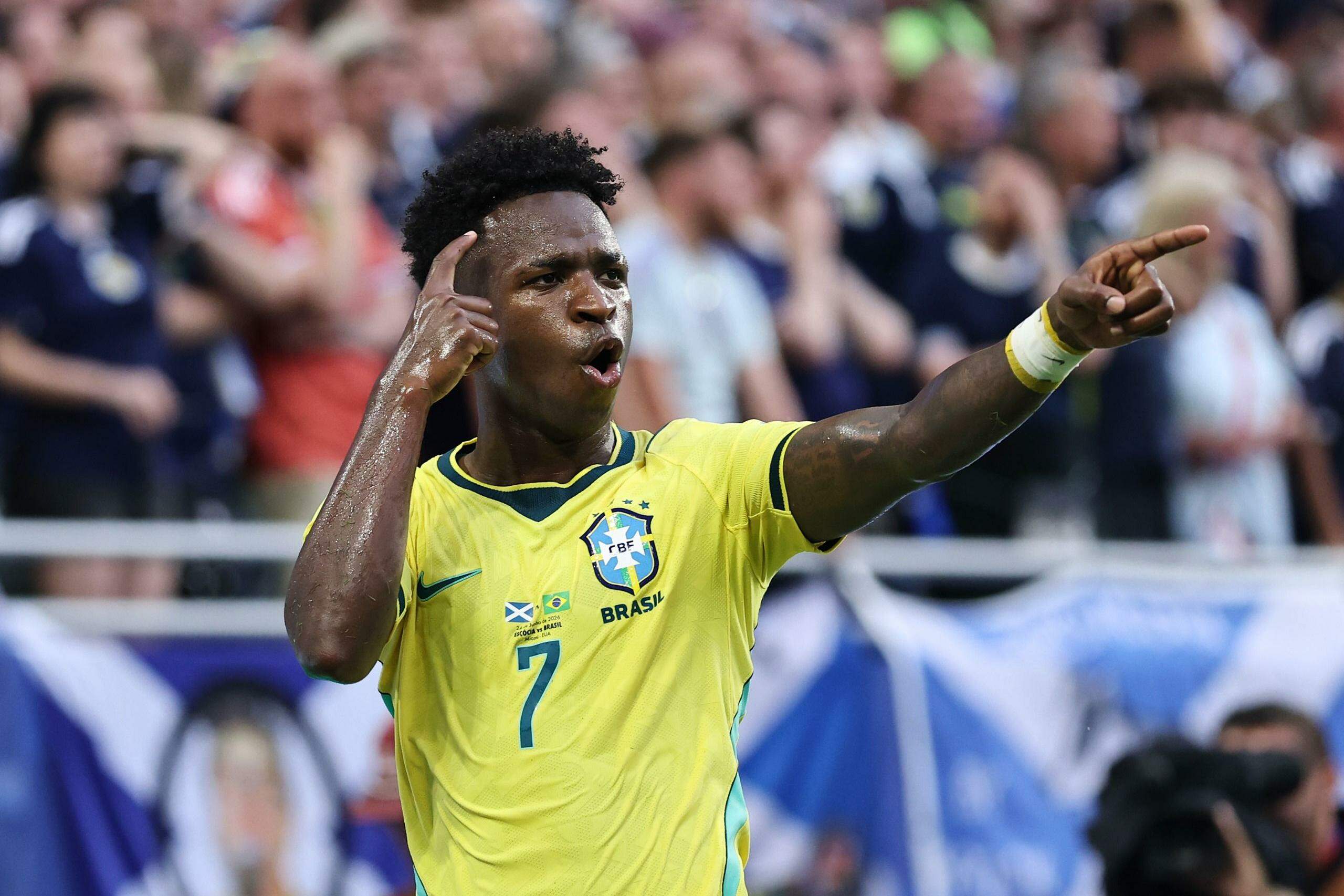 Brasil tem brilho de Vini Jr, bate a Escócia com jogo convincente e avança como líder