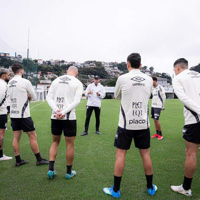 Jogadores do Peixe ouvem as instruções do preparador antes de mais um treino físico no CT Rei Pelé