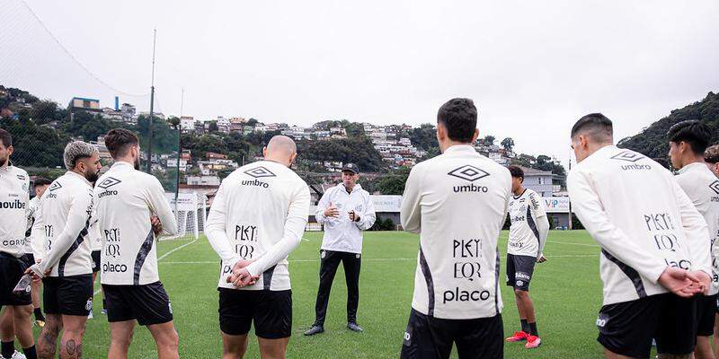 Jogadores do Peixe ouvem as instruções do preparador antes de mais um treino físico no CT Rei Pelé