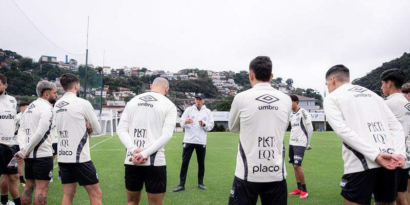 Jogadores do Peixe ouvem as instruções do preparador antes de mais um treino físico no CT Rei Pelé