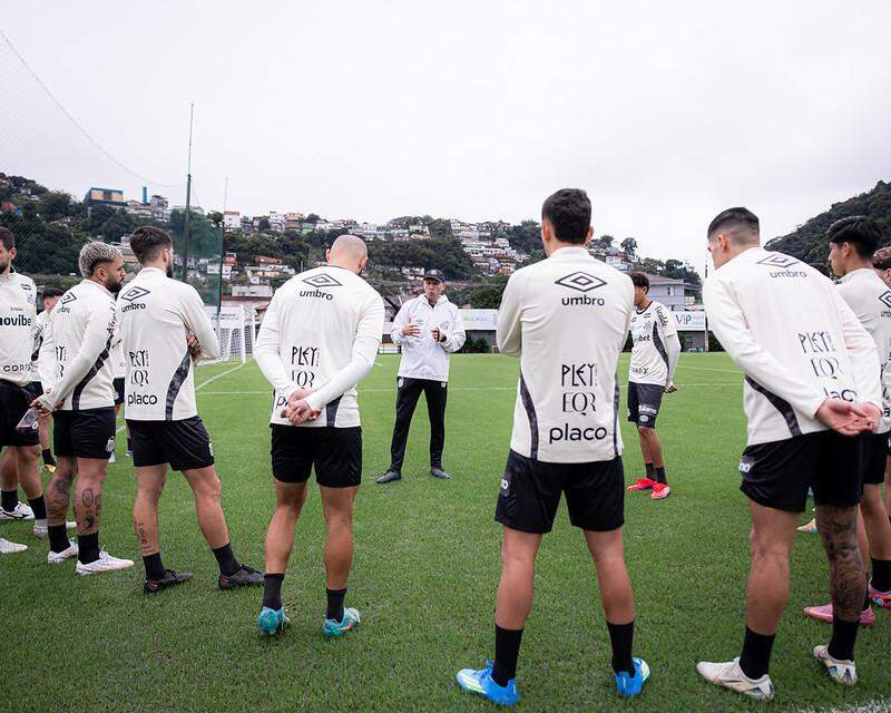 Jogadores do Peixe ouvem as instruções do preparador antes de mais um treino físico no CT Rei Pelé