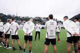 Jogadores do Peixe ouvem as instruções do preparador antes de mais um treino físico no CT Rei Pelé