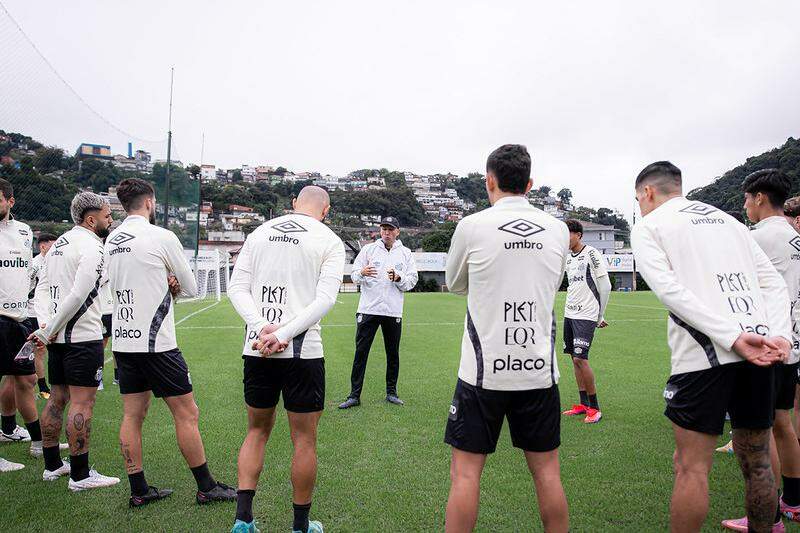 Jogadores do Peixe ouvem as instruções do preparador antes de mais um treino físico no CT Rei Pelé