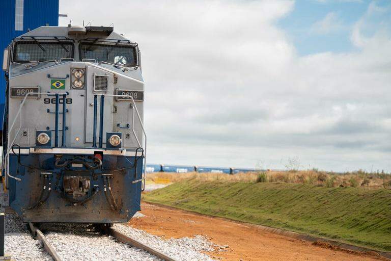 The 160-km project consists of a 130-wagon train set designed to transport larger cargo volumes to the Port of Santos