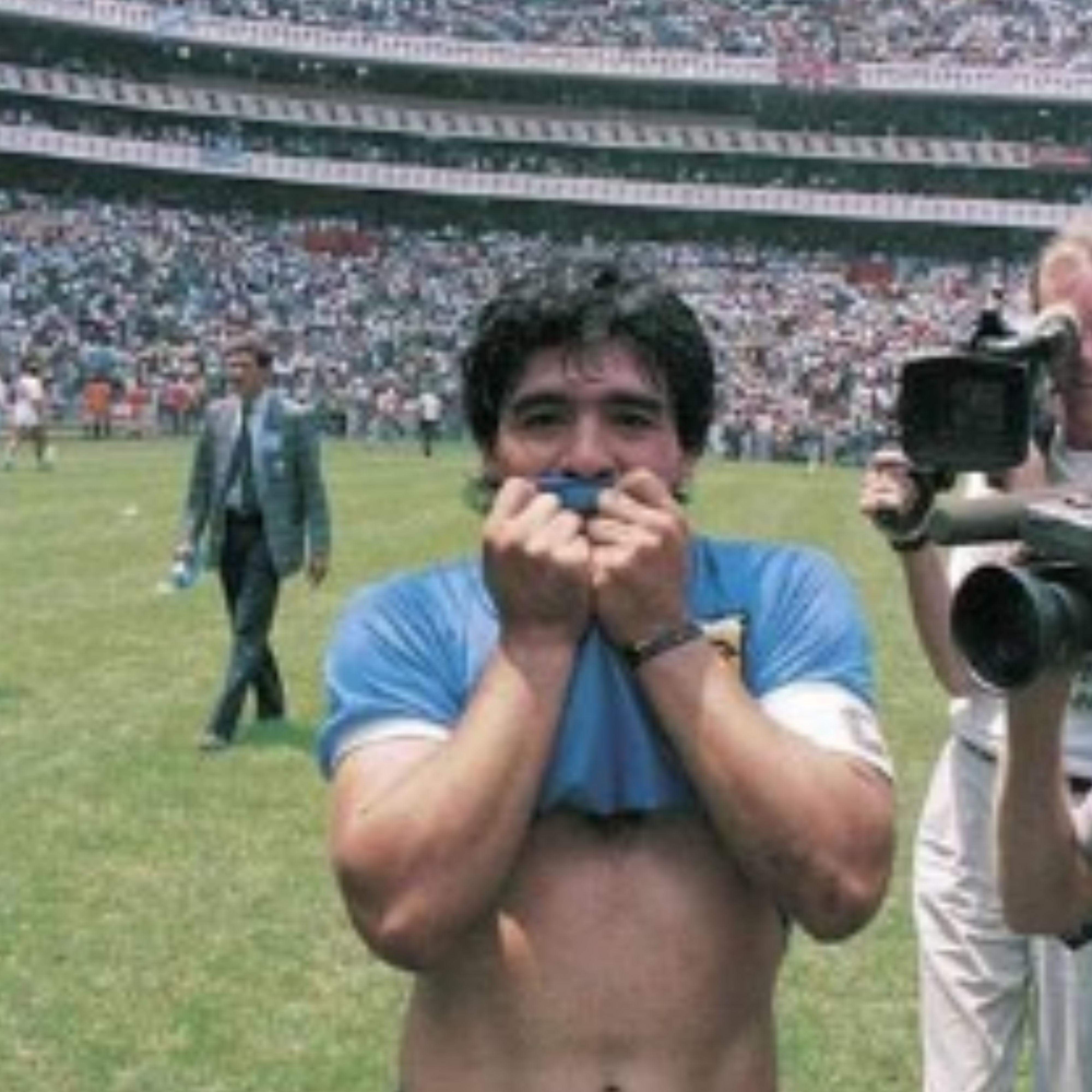 Bola do jogo da 'Mão de Deus' de Maradona na Copa é leiloada com lance inicial de R$ 13 milhões