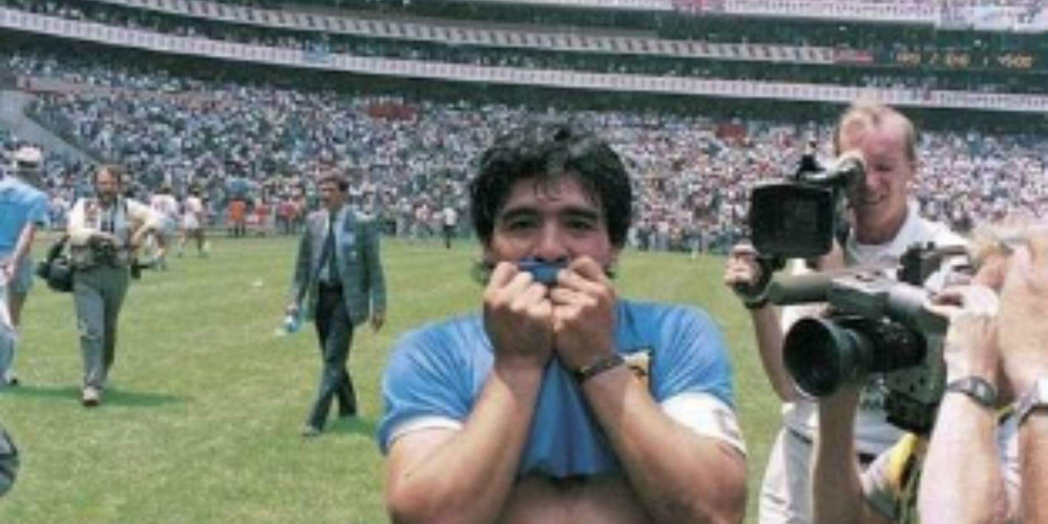 Bola do jogo da 'Mão de Deus' de Maradona na Copa é leiloada com lance inicial de R$ 13 milhões
