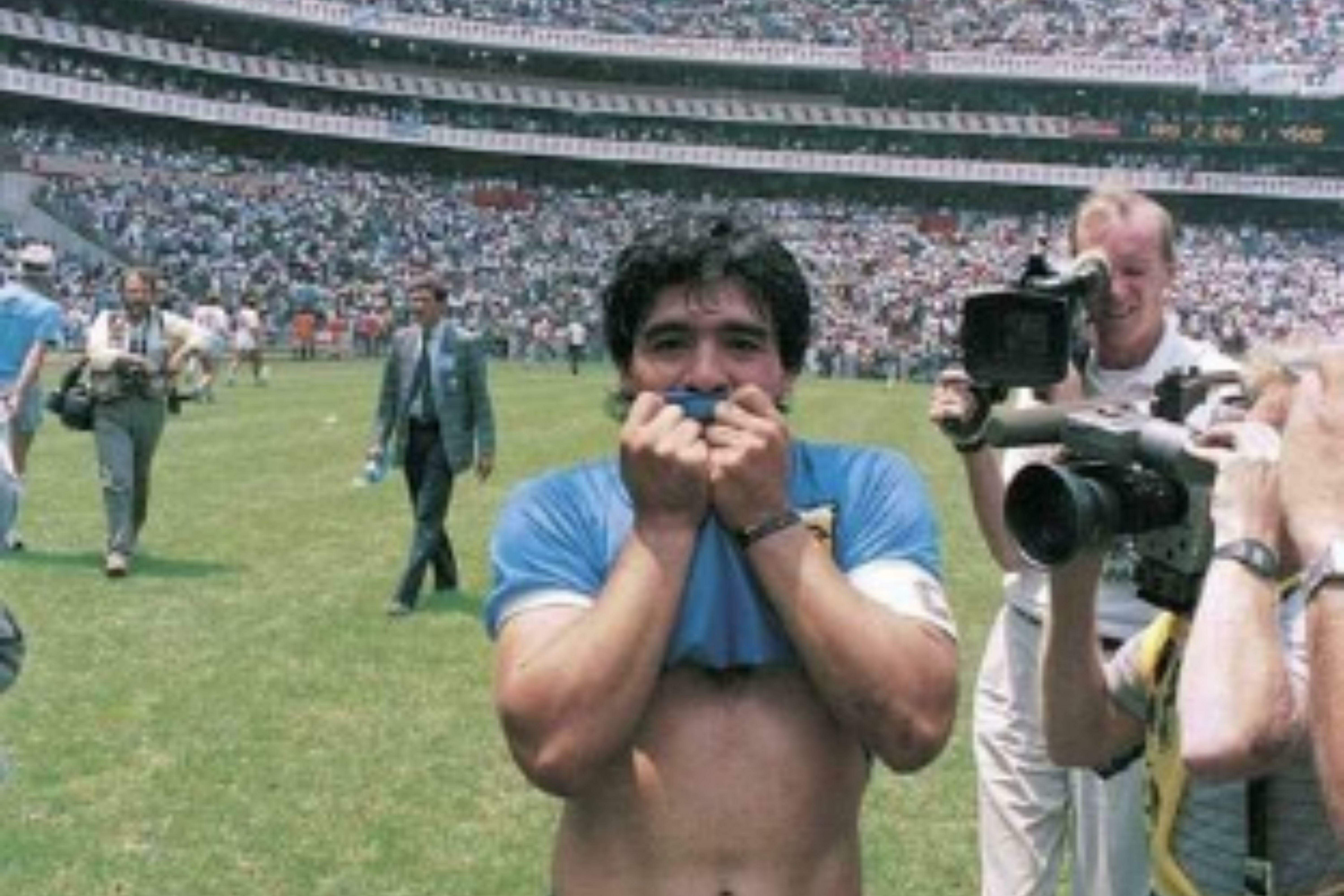 Bola do jogo da 'Mão de Deus' de Maradona na Copa é leiloada com lance inicial de R$ 13 milhões