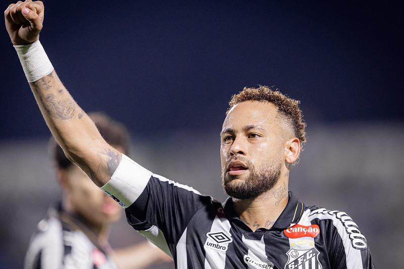 Neymar tem contrato com o Santos até o final de 2026 e pode assinar um pré-contrato com outro clube em julho
