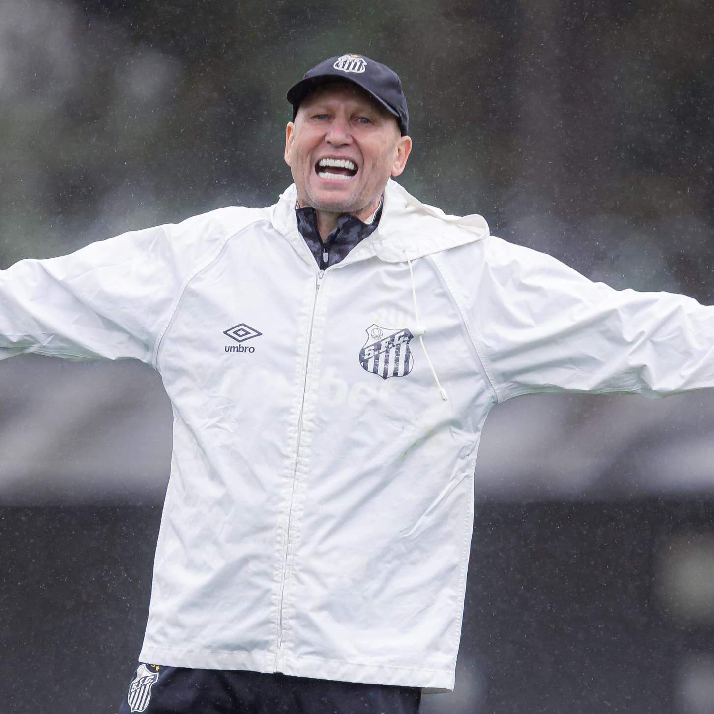 "Atleta bem treinado tende a ter menos lesão", afirma o preparador físico do Santos, Omar Feitosa