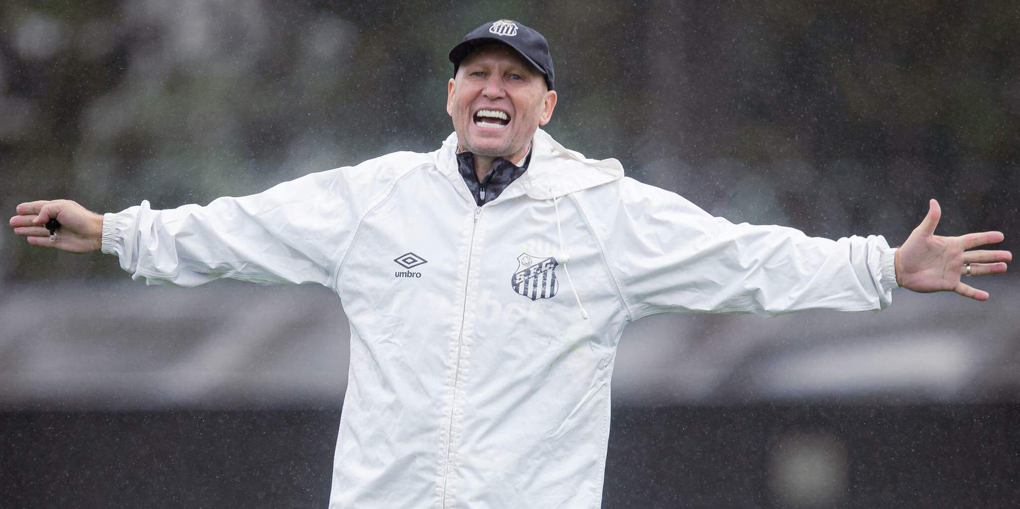 "Atleta bem treinado tende a ter menos lesão", afirma o preparador físico do Santos, Omar Feitosa