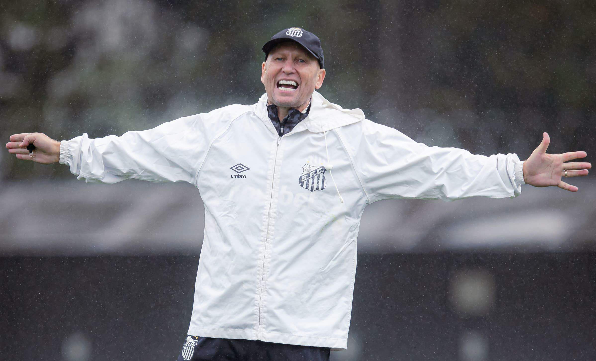 "Atleta bem treinado tende a ter menos lesão", afirma o preparador físico do Santos, Omar Feitosa