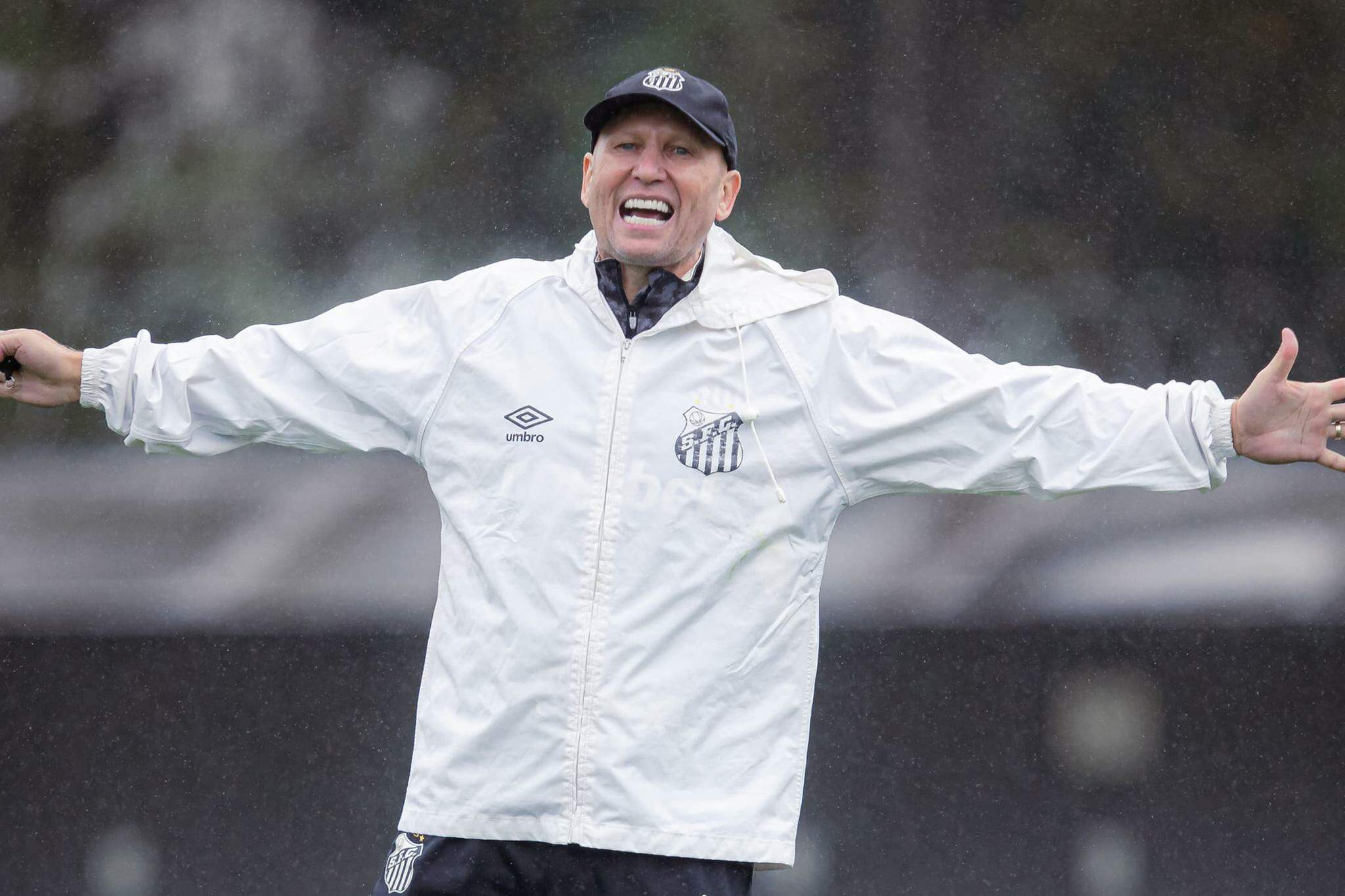 "Atleta bem treinado tende a ter menos lesão", afirma o preparador físico do Santos, Omar Feitosa