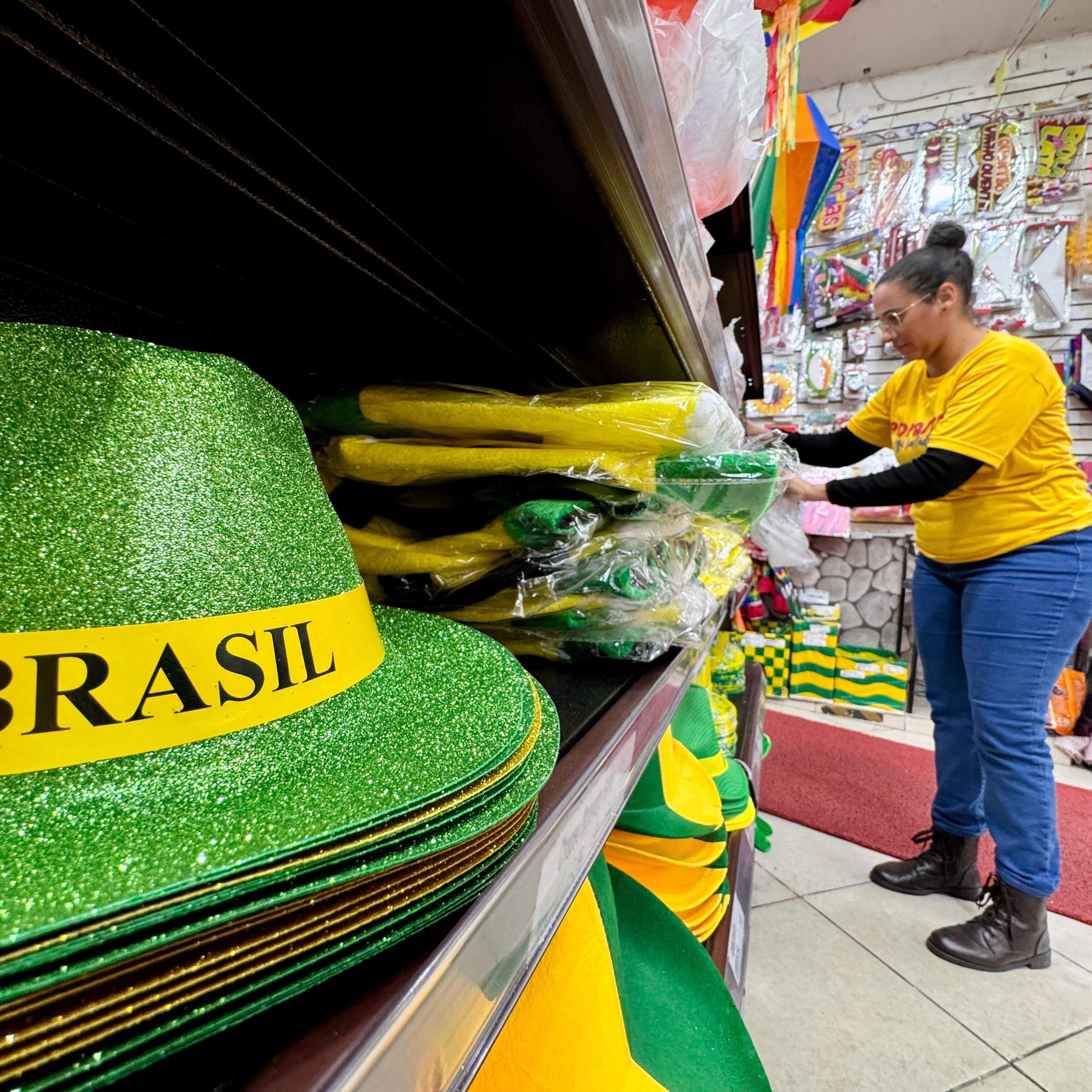 Nas lojas, o clima é de hexa: bandeiras, enfeites, artigos para festas e decoração com o tema são sucesso