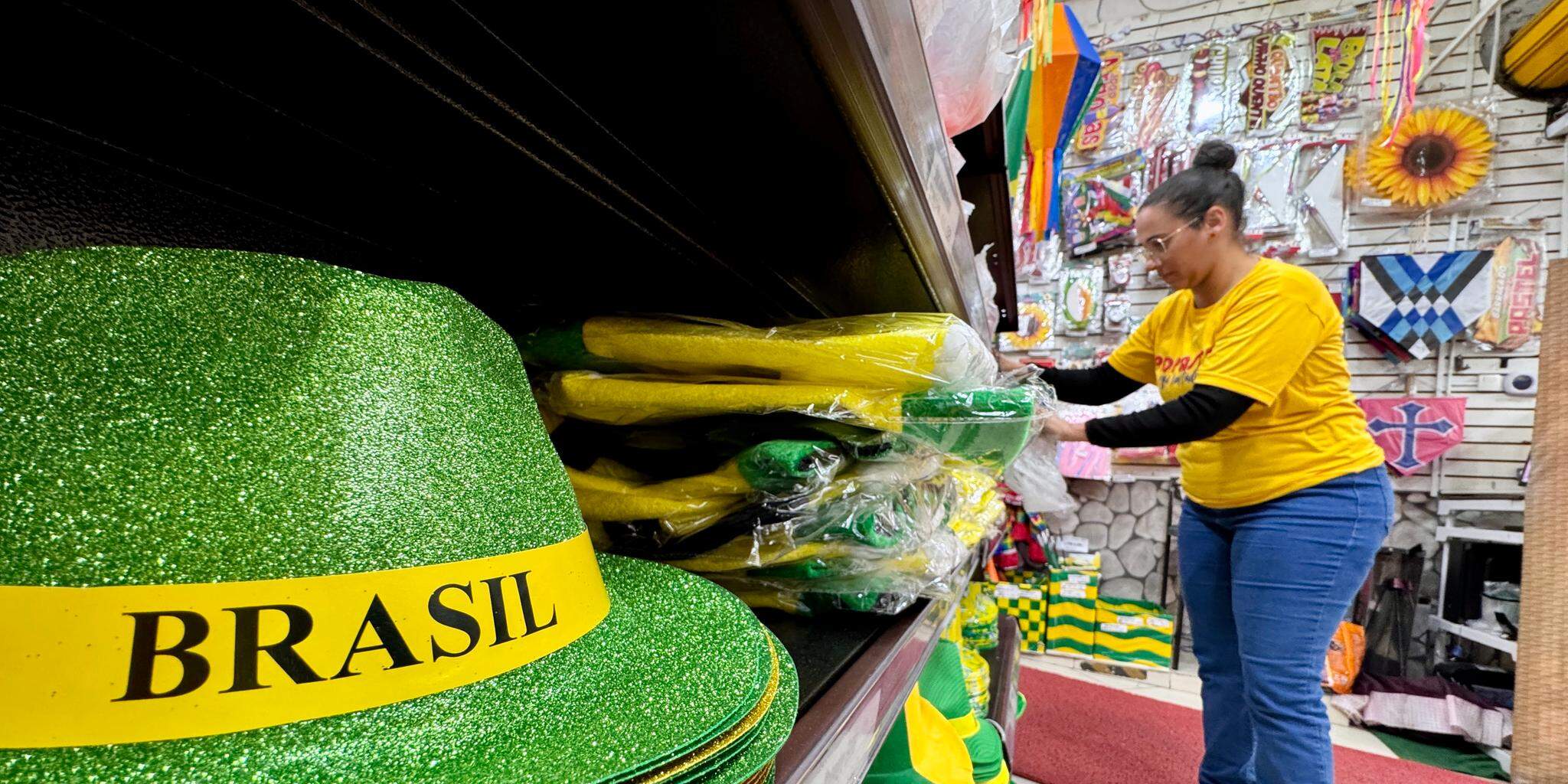 Nas lojas, o clima é de hexa: bandeiras, enfeites, artigos para festas e decoração com o tema são sucesso