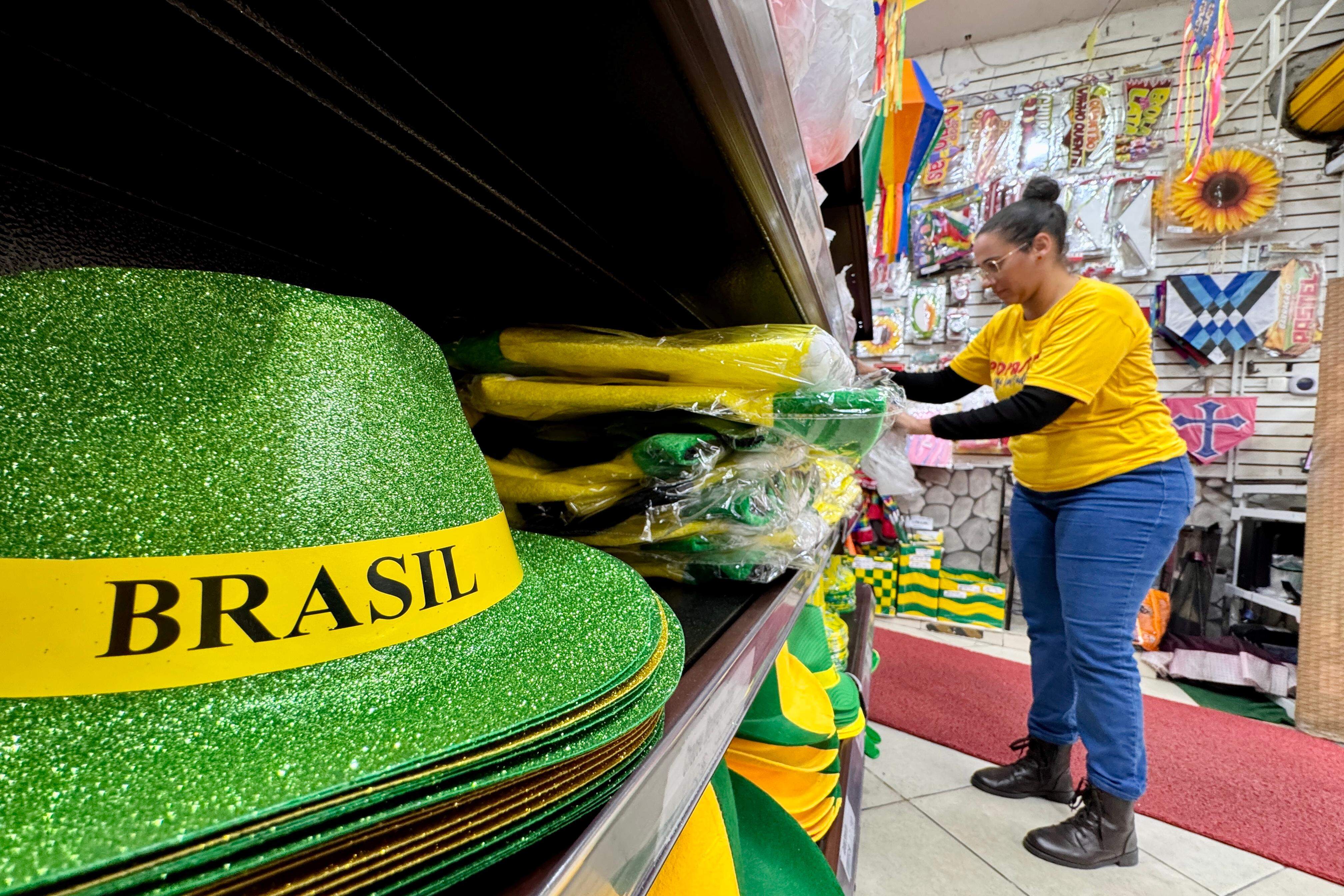 Nas lojas, o clima é de hexa: bandeiras, enfeites, artigos para festas e decoração com o tema são sucesso