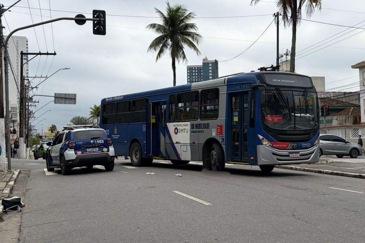 Vítima foi atingida no cruzamento da Avenida Presidente Wilson com a Rua Visconde do Rio Branco, em São Vicente