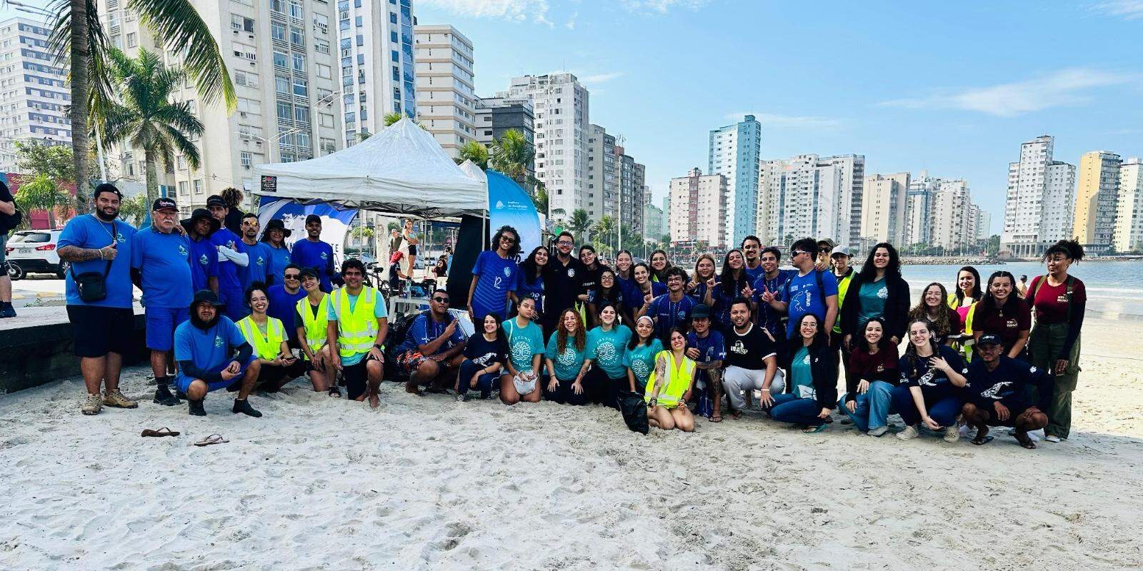 A iniciativa reuniu mais de 100 voluntários e recolheu mais de 300 kg de resíduos em São Vicente