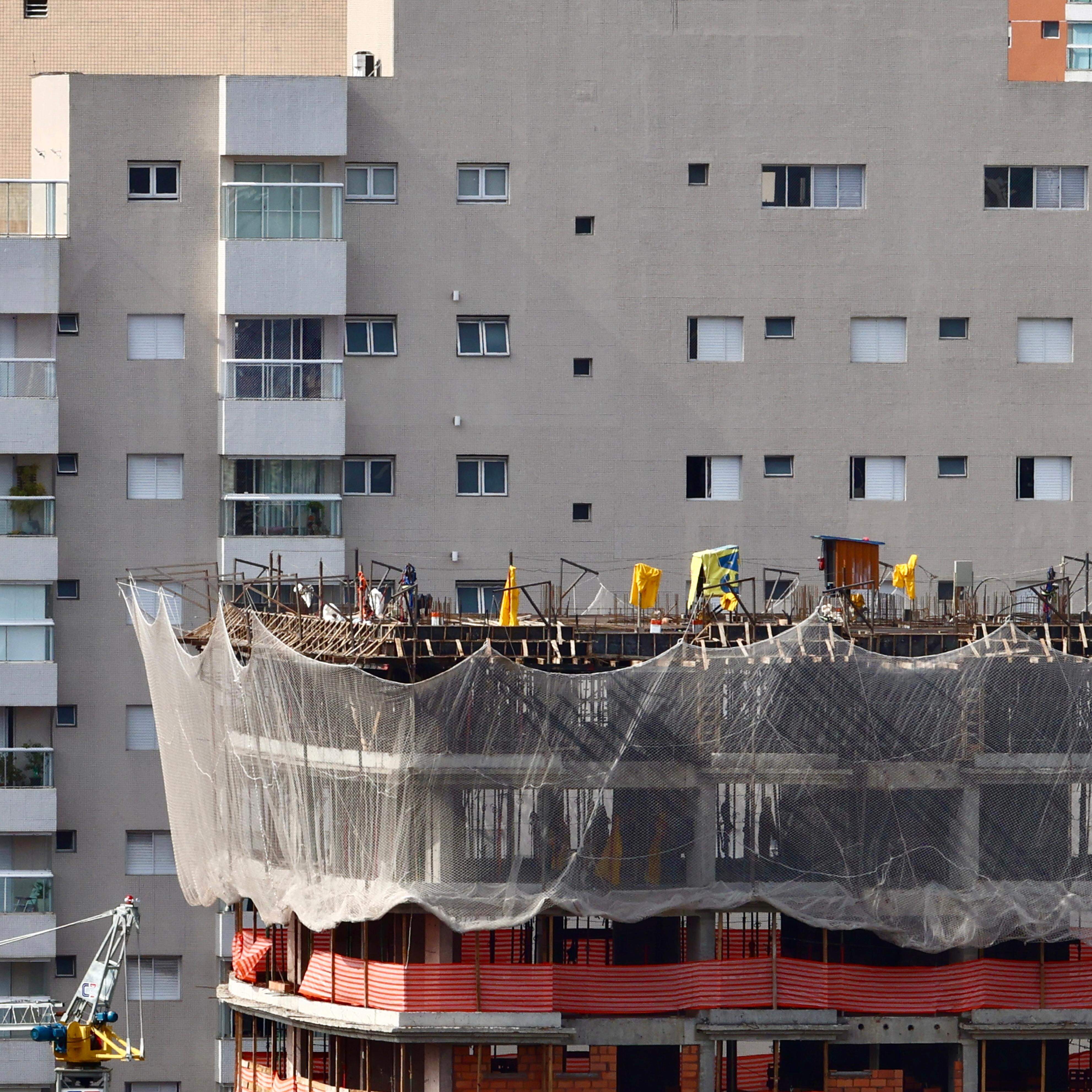 Obra em Praia Grande: segundo a Cbic, no mercado nacional, o total de lançamentos (466 mil) superou o de vendas (438 mil) no primeiro trimestre.