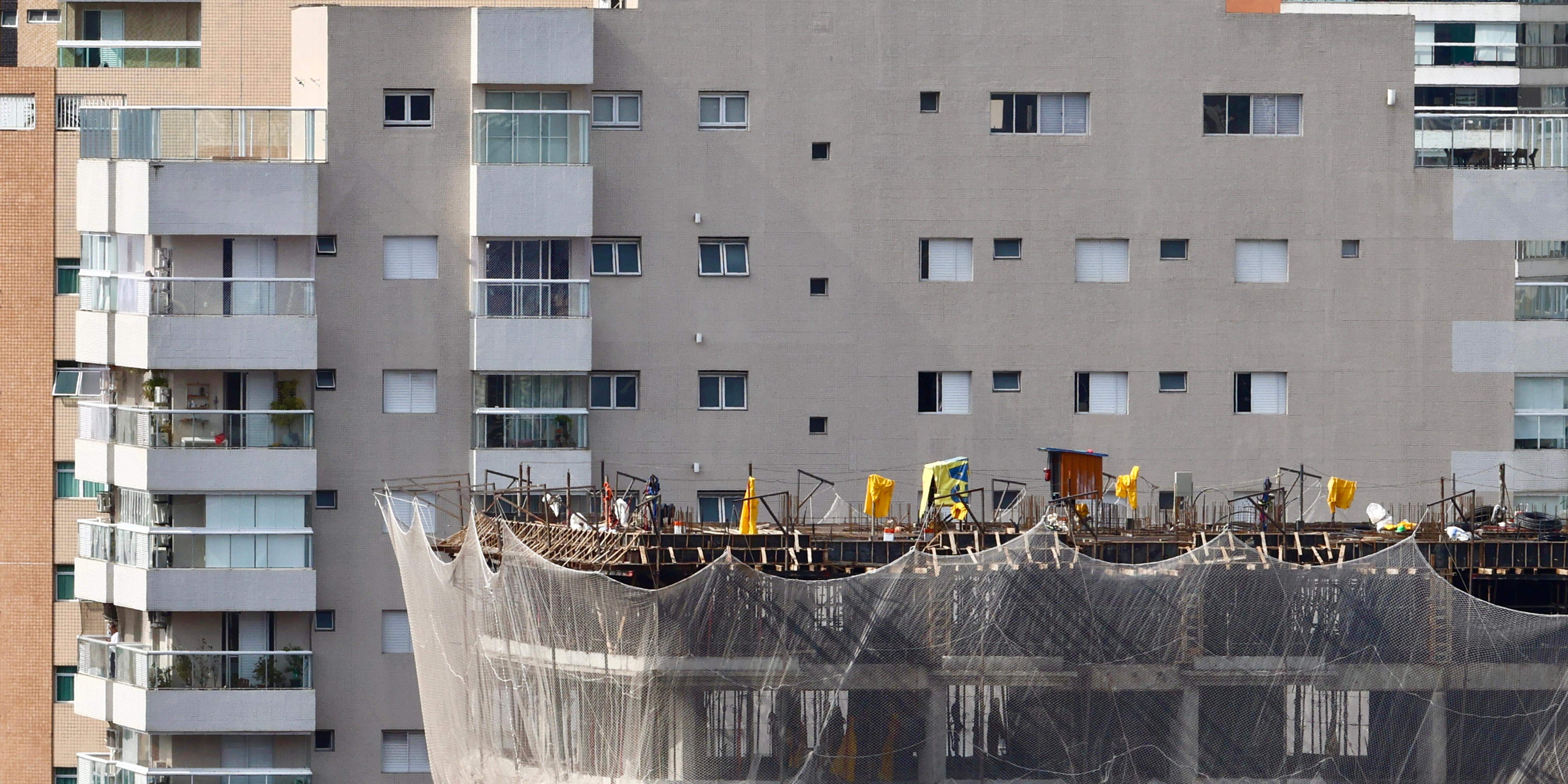 Obra em Praia Grande: segundo a Cbic, no mercado nacional, o total de lançamentos (466 mil) superou o de vendas (438 mil) no primeiro trimestre.