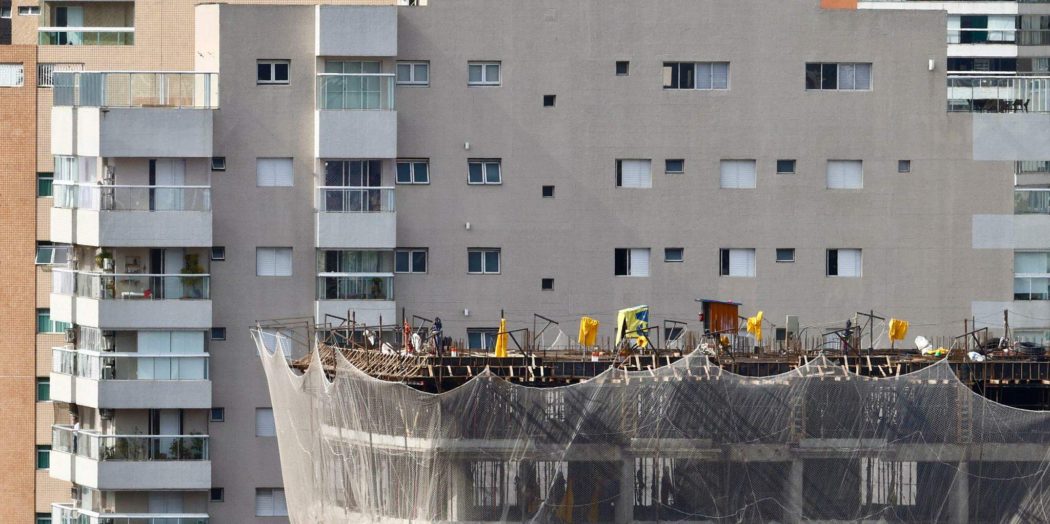 Obra em Praia Grande: segundo a Cbic, no mercado nacional, o total de lançamentos (466 mil) superou o de vendas (438 mil) no primeiro trimestre.