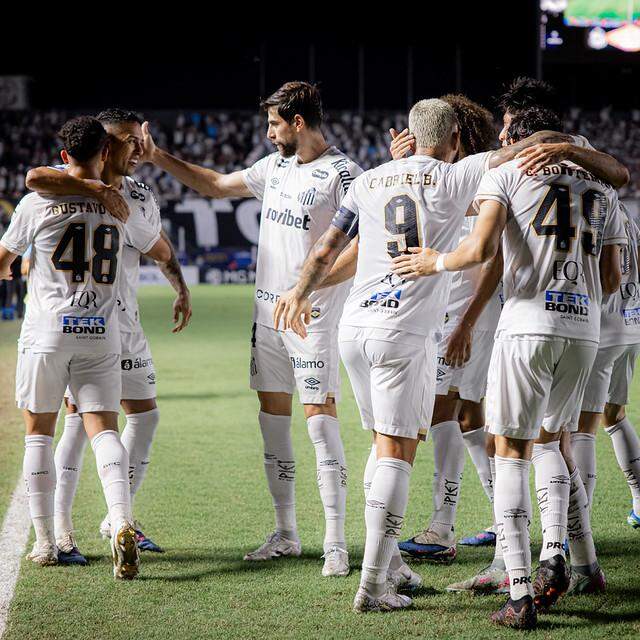 O Santos comemorou a vaga aos playoffs da Copa Sul-Americana após derrotar o Deportivo Cuenca na Vila