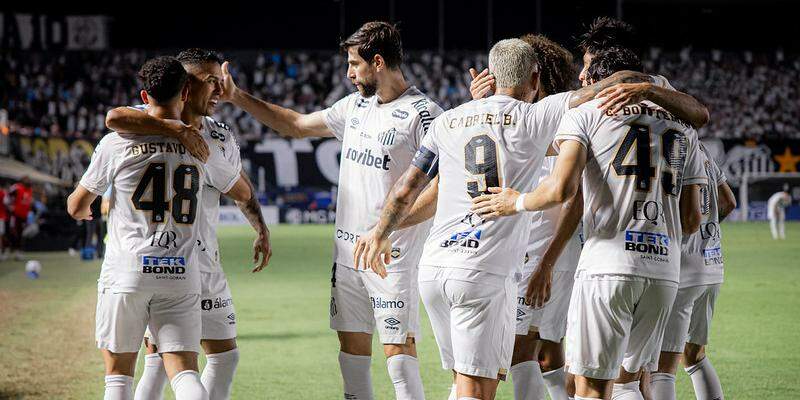 O Santos comemorou a vaga aos playoffs da Copa Sul-Americana após derrotar o Deportivo Cuenca na Vila