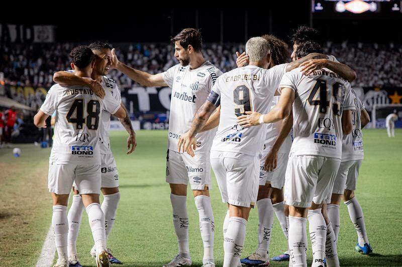 O Santos comemorou a vaga aos playoffs da Copa Sul-Americana após derrotar o Deportivo Cuenca na Vila
