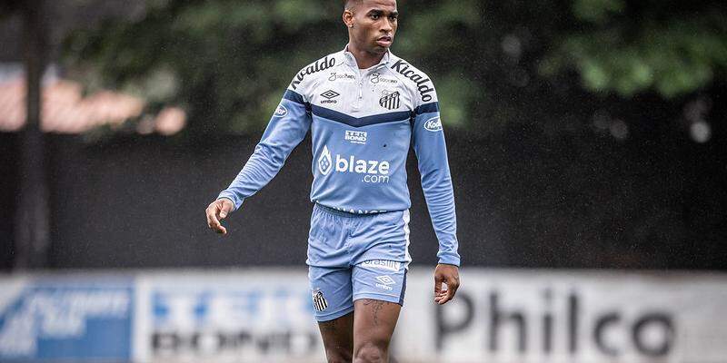 Jean Lucas foi comprado pelo Santos em 2023, mas não se safou naquele time que foi rebaixado à Série B do Brasileirão