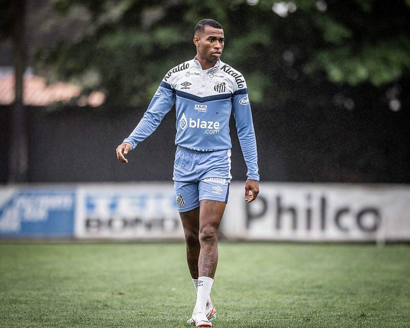 Jean Lucas foi comprado pelo Santos em 2023, mas não se safou naquele time que foi rebaixado à Série B do Brasileirão