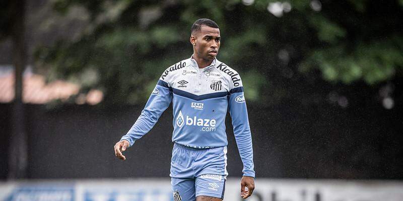 Jean Lucas foi comprado pelo Santos em 2023, mas não se safou naquele time que foi rebaixado à Série B do Brasileirão