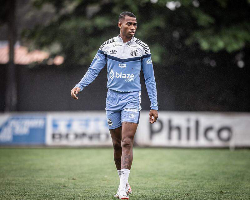 Jean Lucas foi comprado pelo Santos em 2023, mas não se safou naquele time que foi rebaixado à Série B do Brasileirão