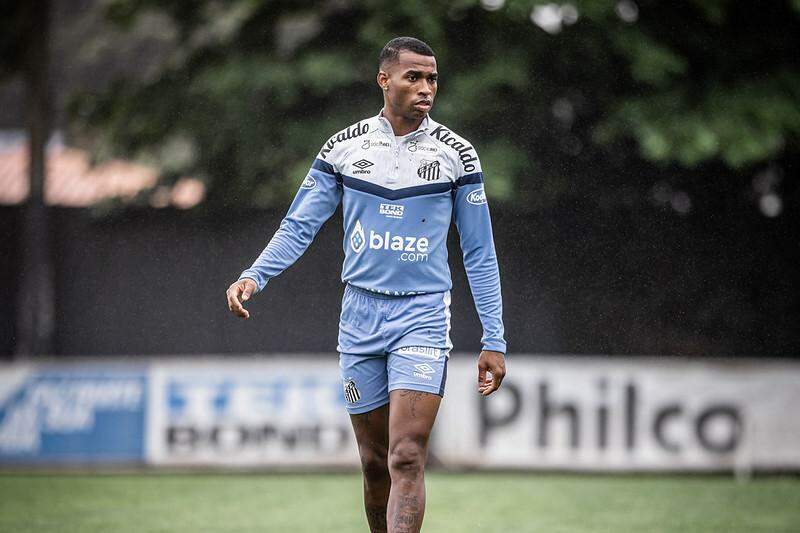Jean Lucas foi comprado pelo Santos em 2023, mas não se safou naquele time que foi rebaixado à Série B do Brasileirão