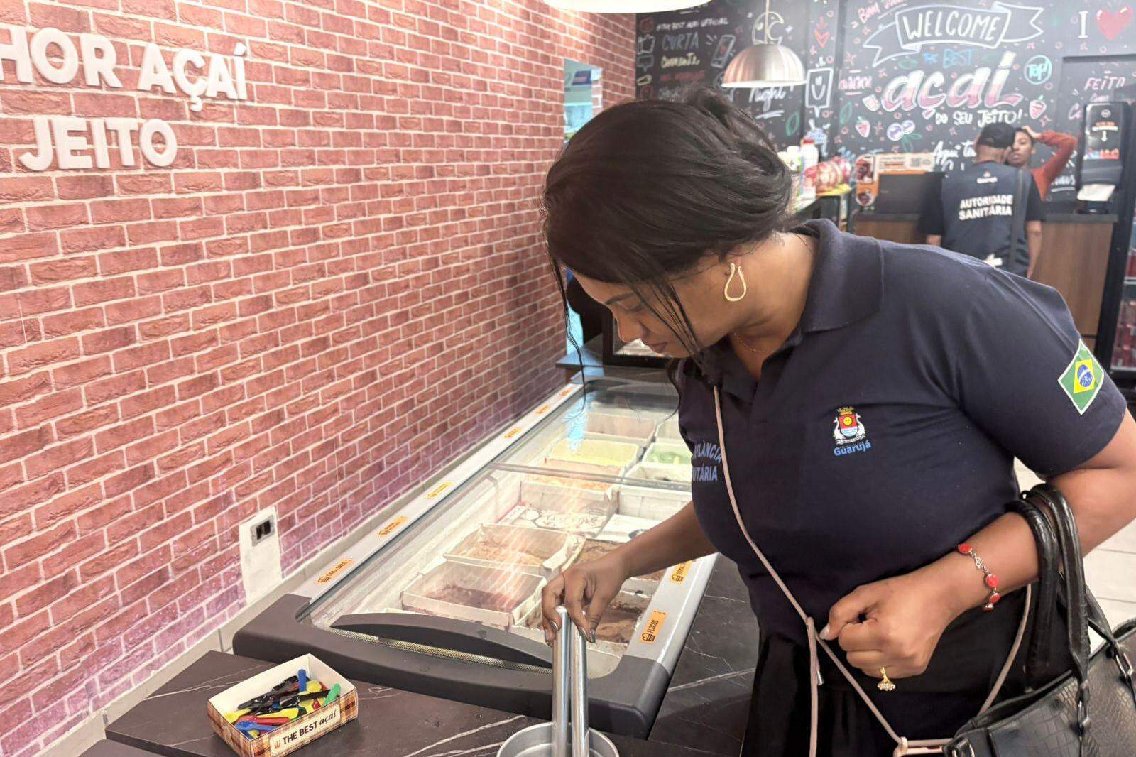 São verificados o armazenamento de alimentos e a higiene, com especial atenção à procedência do gelo