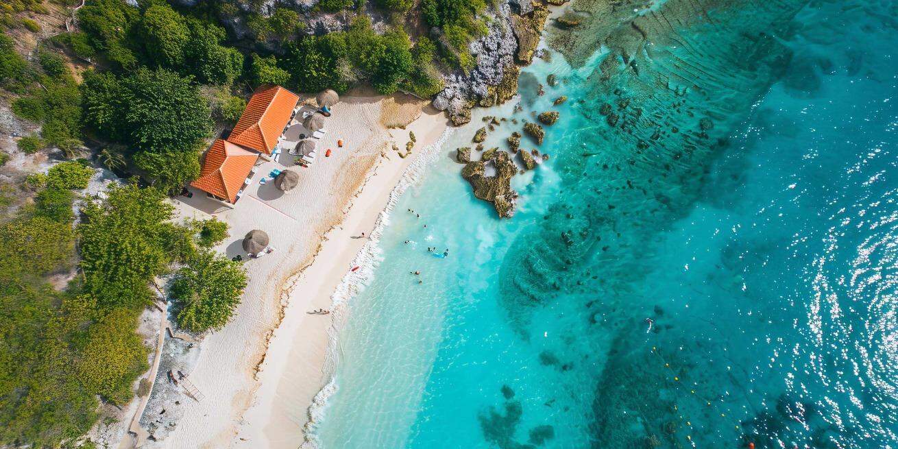 Ilha tem praias cristalinas, arquitetura colonial, cultura vibrante e autêntica