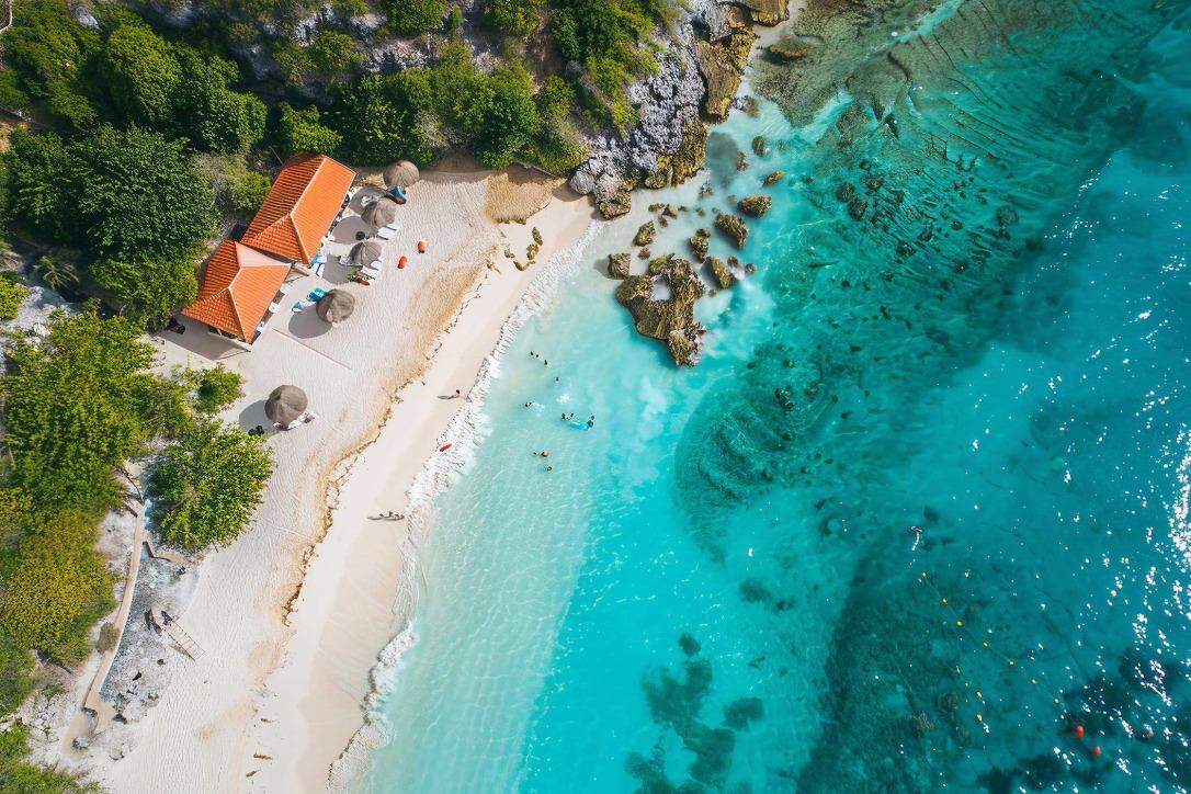 Ilha tem praias cristalinas, arquitetura colonial, cultura vibrante e autêntica