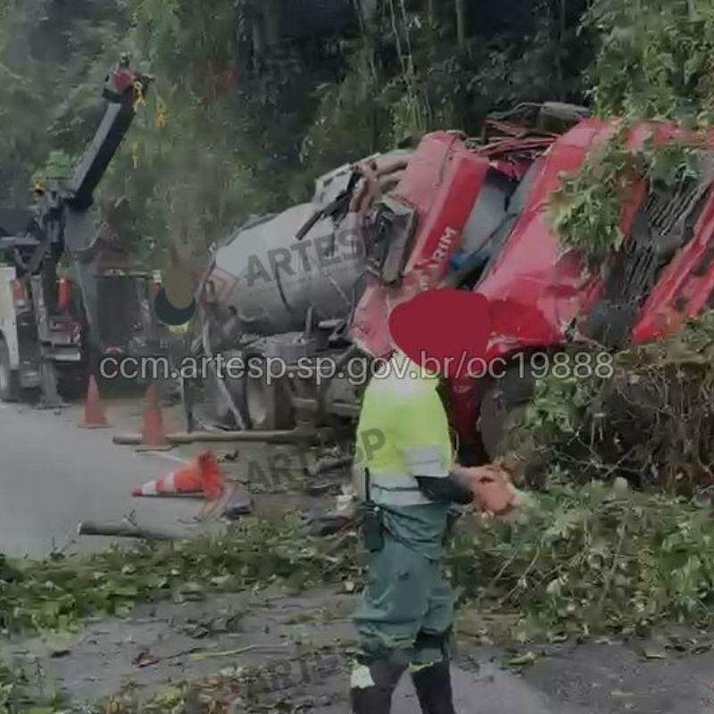 O acidente aconteceu no km 51 da Rodovia Anchieta, em Cubatão
