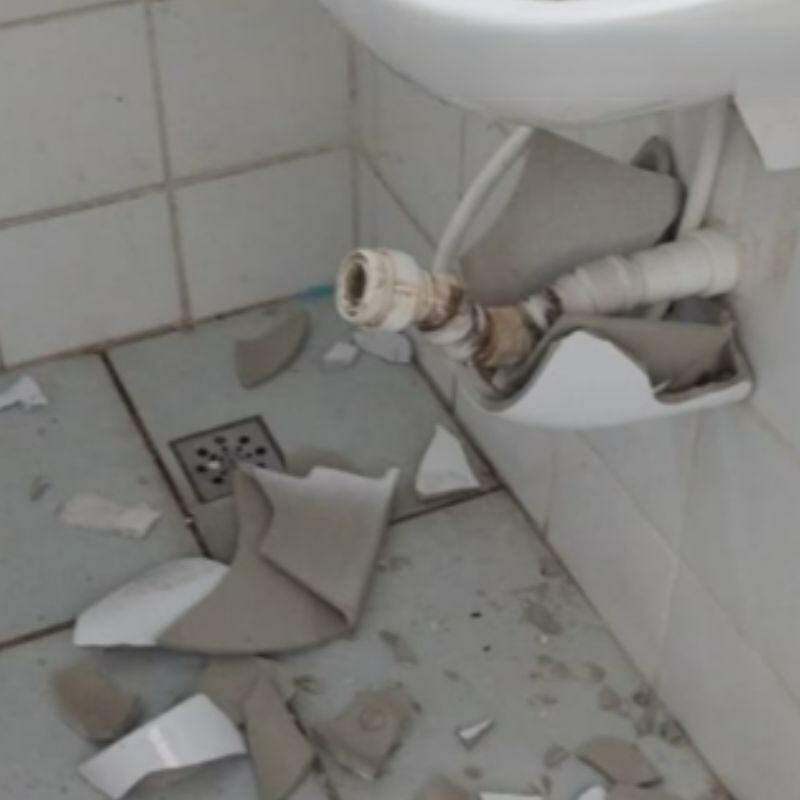 Banheiro do Pier de Cubatão ficou totalmente destruído