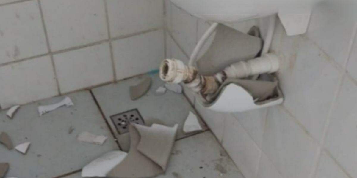 Banheiro do Pier de Cubatão ficou totalmente destruído